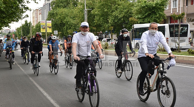 Başkan Sarıkurt 'Dünya Bisiklet Günü'nde Pedal Çevirdi
