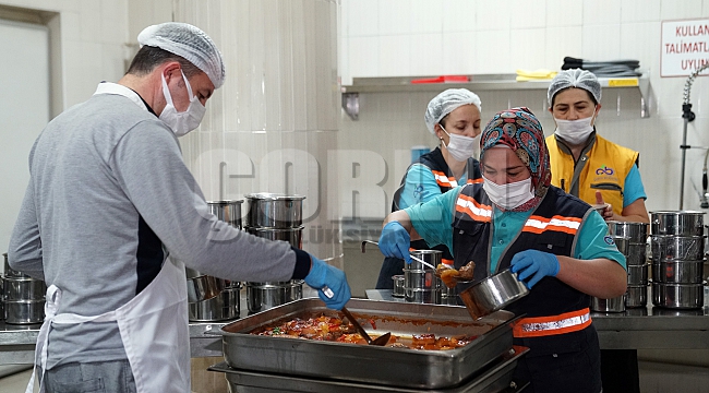 Çorlu Belediyesi Aşevi ihtiyaç sahiplerine sıcak yemek ulaştırıyor