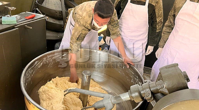 Mehmetçik, depremzedeler için ekmek üretimine devam ediyor