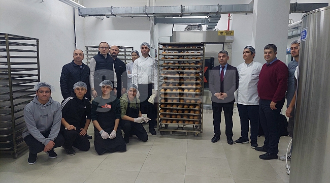 Tekirdağ'da öğrenciler deprem bölgesine günde 5 bin ekmek üretiyor