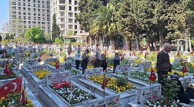 Bayramın ilk gününde Edirnekapı Şehitliği'nde ziyaretçi yoğunluğu