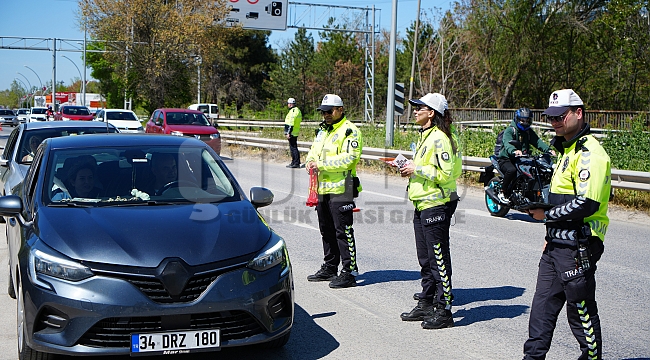  Edirne'de trafik polisleri sürücülerin bayramını kutladı