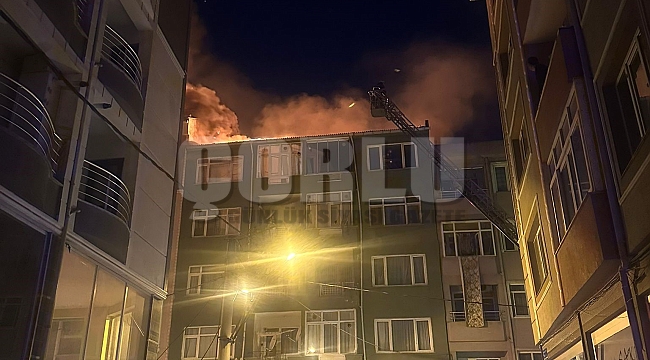 Tekirdağ'da 5 katlı binanın çatısı alev alev yandı
