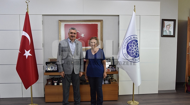 Edebiyat Öğretmeni Ayşe TOPÇU'dan Rektörümüze Ziyaret
